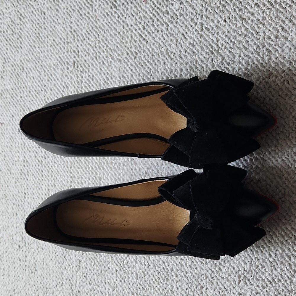 Black pumps